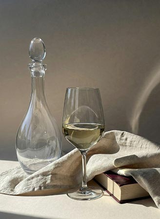 מוצרי יין - בקבוק יין וכוס מזכוכית